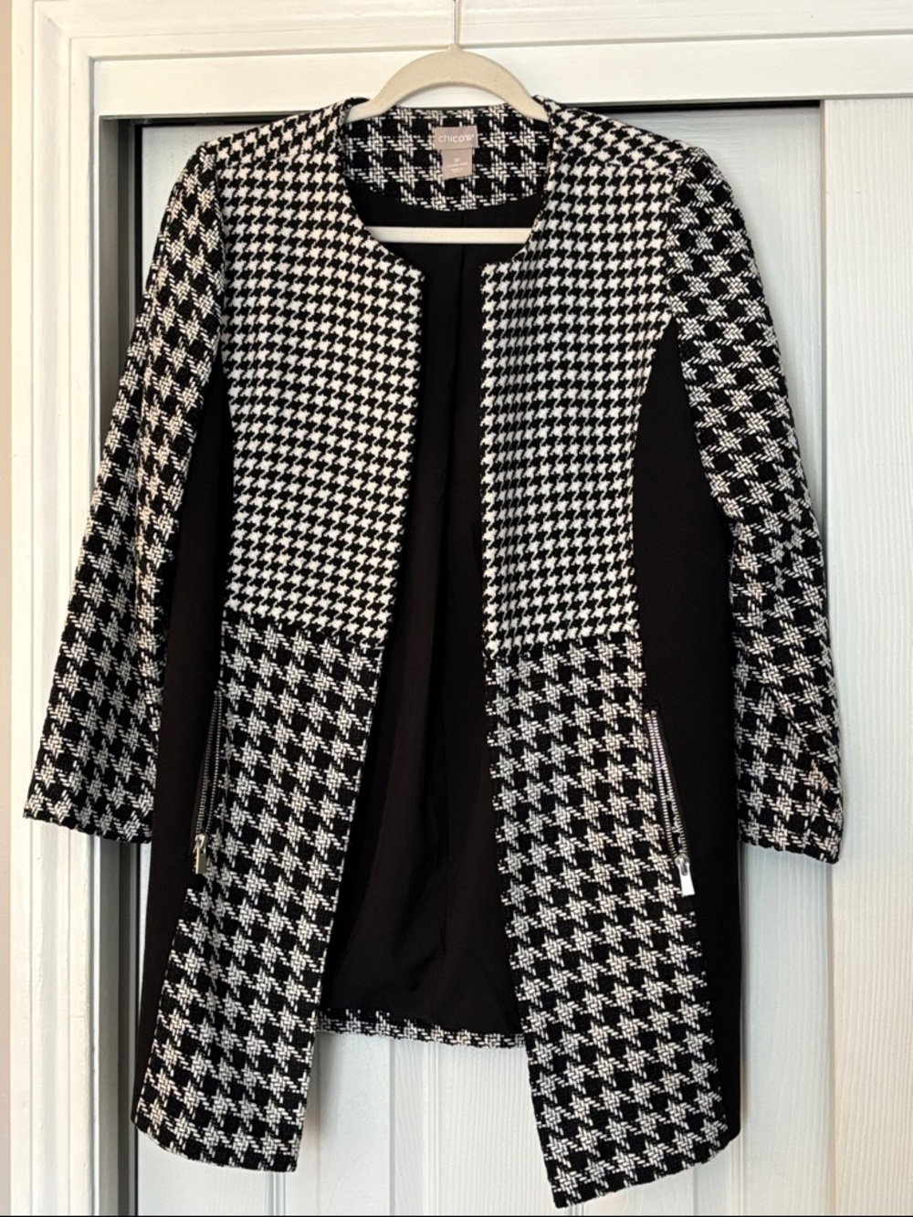 Classy Chico's Black & White Houndstooth Open-Front Blazer!!